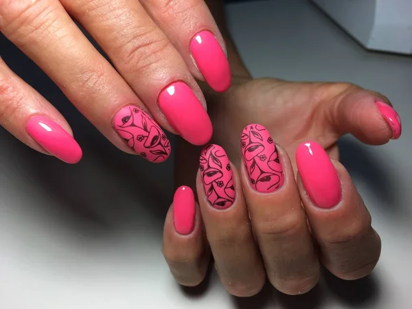 çiçekli moda parlak ve mat pembe manikür