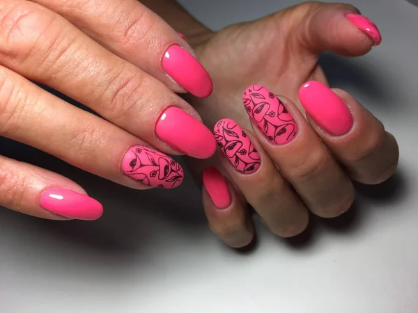 Modieuze Glanzende Matte Roze Manicure Met Bloemen — Stockfoto