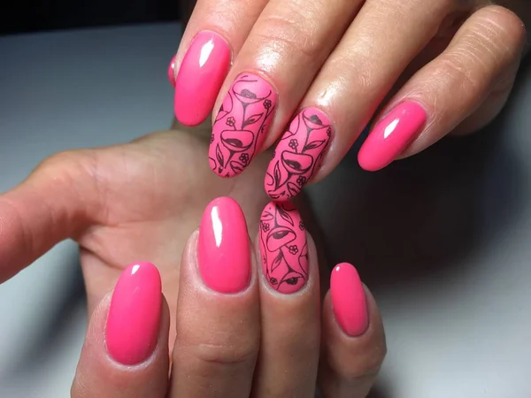 Modieuze Glanzende Matte Roze Manicure Met Bloemen — Stockfoto