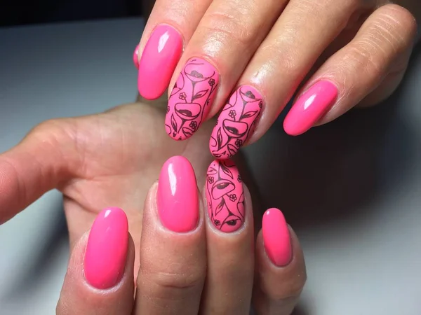 Manicure Rosa Brilhante Fosco Moda Com Flores — Fotografia de Stock