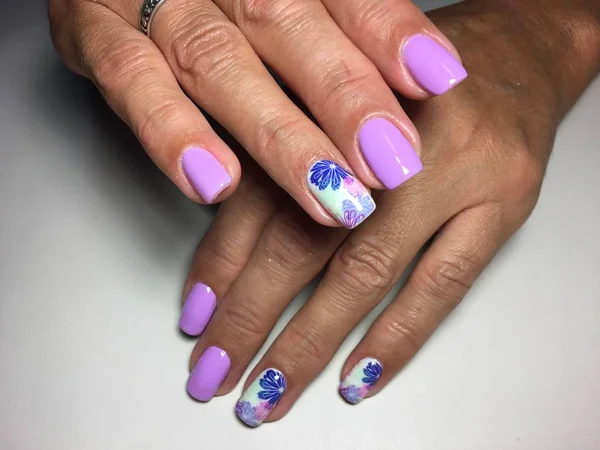 Manicura Lila Moda Con Diseño Flores Sobre Fondo Texturizado —  Fotos de Stock