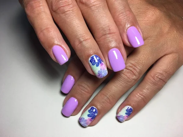 Trendy Lila Manicure Met Een Ontwerp Van Bloemen Een Gestructureerde — Stockfoto