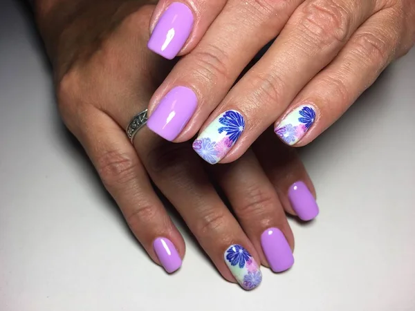 Modny Manicure Liliowy Wzorem Kwiatów Teksturowanej Tło — Zdjęcie stockowe