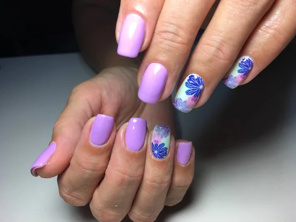 Modny Manicure Liliowy Wzorem Kwiatów Teksturowanej Tło — Zdjęcie stockowe