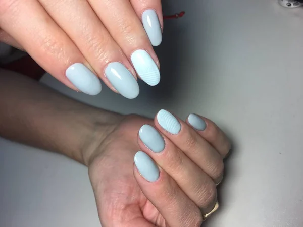 Trendy Grijze Manicure Met Een Blauw Ontwerp Een Patroon Ovale — Stockfoto