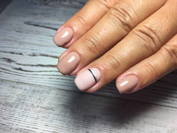 Manicure Bege Moda Com Desenho Fita Prata Pregos Curtos — Fotografia de Stock