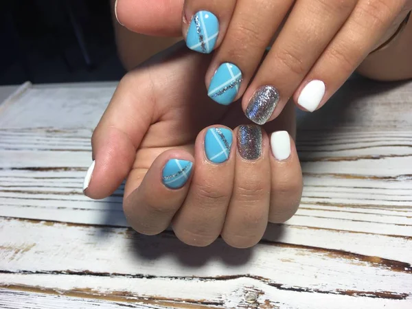 Trendy Blauwe Manicure Met Een Glanzend Ontwerp Witte Kleur — Stockfoto