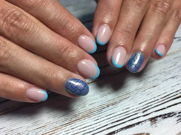 Trendy Blauwe Franse Manicure Met Een Briljante Blauw Ontwerp — Stockfoto