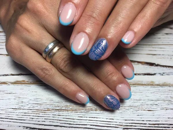 Manicure Francês Azul Moda Com Design Azul Brilhante — Fotografia de Stock