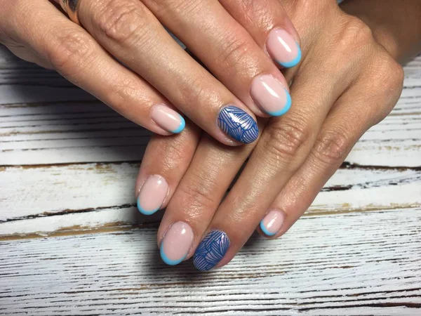 Manicure Francês Azul Moda Com Design Azul Brilhante — Fotografia de Stock