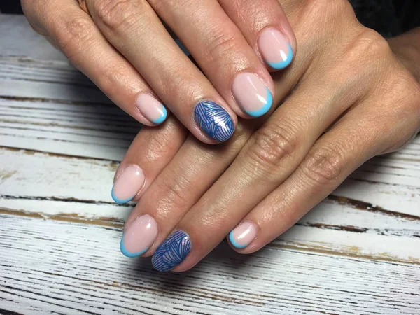 Trendy Blauwe Franse Manicure Met Een Briljante Blauw Ontwerp — Stockfoto
