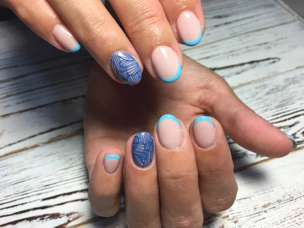 Manicure Francese Blu Alla Moda Con Design Blu Brillante — Foto Stock