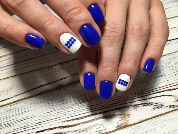 Modny Manicure Niebieski Białym Matowym Wykończeniem — Zdjęcie stockowe