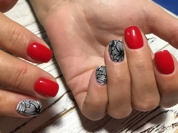 Manicura Roja Brillante Moda Con Diseño Negro —  Fotos de Stock