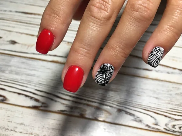 Manicura Roja Brillante Moda Con Diseño Negro — Foto de Stock