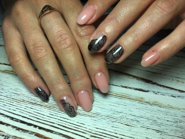 siyah tasarımı ile oval moda pembe manikür çivi