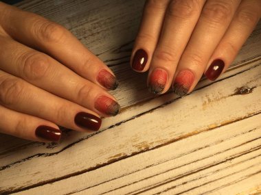 Marsala moda manikür Gradyan teması ile