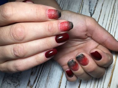 Marsala moda manikür Gradyan teması ile