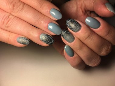 siyah tasarımı ile şık Sonbahar gri manikür