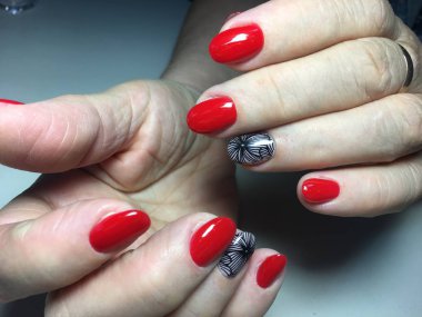 siyah tasarımı ile moda parlak kırmızı manikür