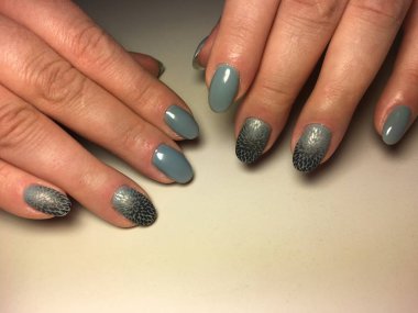 siyah tasarımı ile şık Sonbahar gri manikür