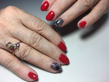 siyah tasarımı ile moda parlak kırmızı manikür