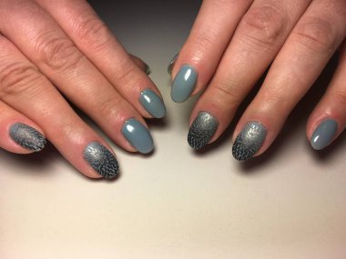 siyah tasarımı ile şık Sonbahar gri manikür