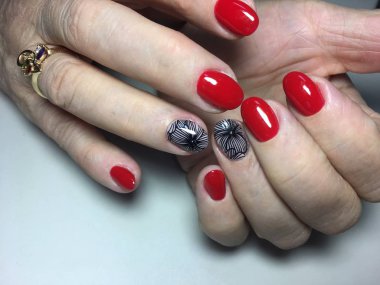 siyah tasarımı ile moda parlak kırmızı manikür