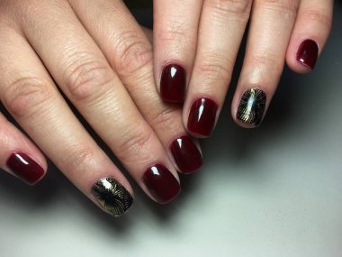 siyah tasarımı ve altın ile trendy Bordo manikür