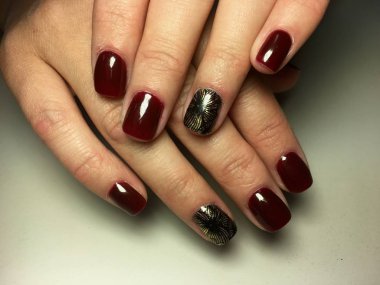 siyah tasarımı ve altın ile trendy Bordo manikür