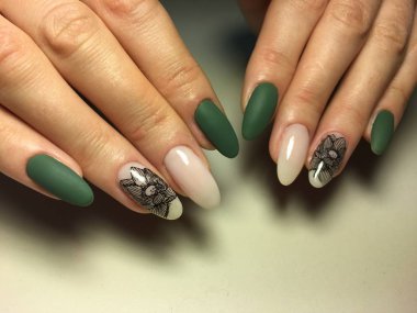 siyah çiçek tasarım damgalama ile sonbahar yeşil manikür