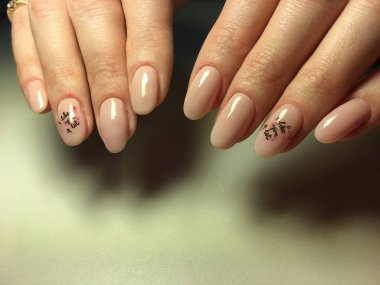 siyah modaya uygun bir tasarım ile yumuşak bej manikür