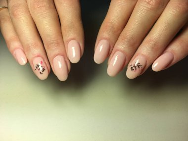 siyah modaya uygun bir tasarım ile yumuşak bej manikür