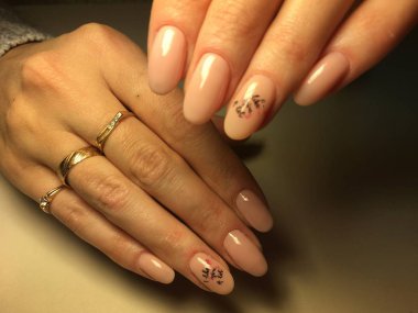 siyah modaya uygun bir tasarım ile yumuşak bej manikür