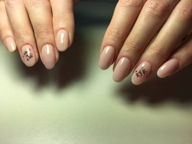 siyah modaya uygun bir tasarım ile yumuşak bej manikür