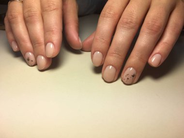 uzun tırnaklar üzerinde siyah dandelions ile hassas bej manikür