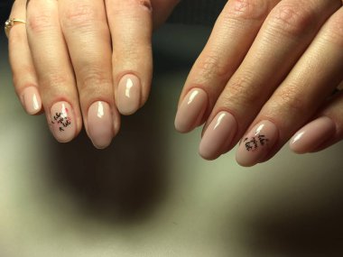 siyah modaya uygun bir tasarım ile yumuşak bej manikür