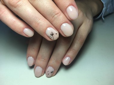 uzun tırnaklar üzerinde siyah dandelions ile hassas bej manikür