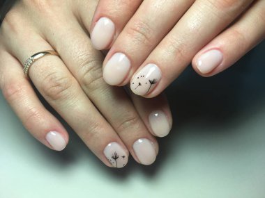 uzun tırnaklar üzerinde siyah dandelions ile hassas bej manikür