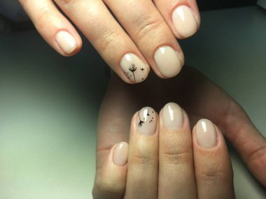 uzun tırnaklar üzerinde siyah dandelions ile hassas bej manikür