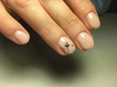 uzun tırnaklar üzerinde siyah dandelions ile hassas bej manikür