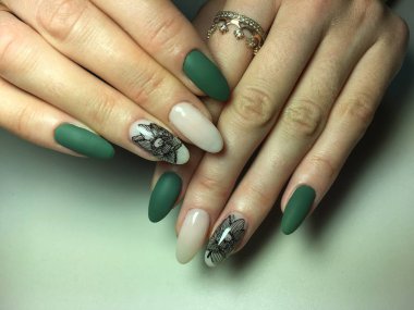 siyah çiçek tasarım damgalama ile sonbahar yeşil manikür