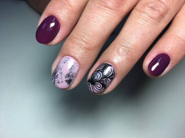 Sonbahar Erik manikür gümüş folyo ve siyah tasarımı ile