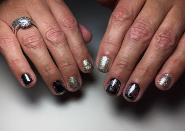 Kısa çivi siyah folyo ile şık gümüş manikür