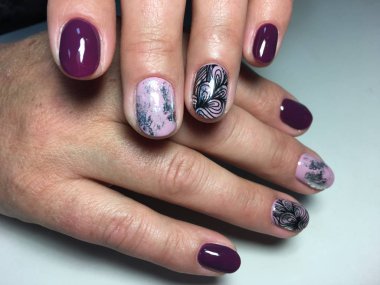 Sonbahar Erik manikür gümüş folyo ve siyah tasarımı ile