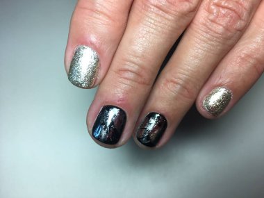 Kısa çivi siyah folyo ile şık gümüş manikür