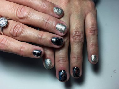 Kısa çivi siyah folyo ile şık gümüş manikür