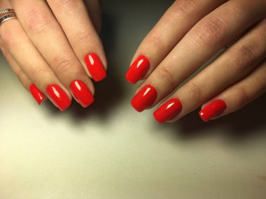 uzun tırnaklar üzerinde parlak sonbahar kırmızı manikür