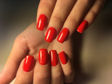 uzun tırnaklar üzerinde parlak sonbahar kırmızı manikür