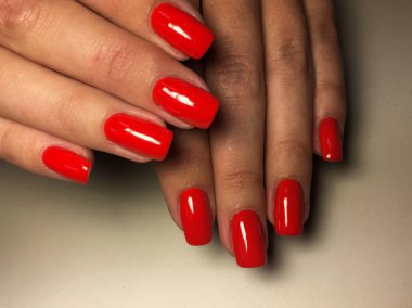 uzun tırnaklar üzerinde parlak sonbahar kırmızı manikür